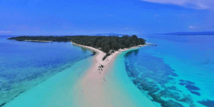 Fenomena Unik, Pasir Timbul yang Membelah Lautan