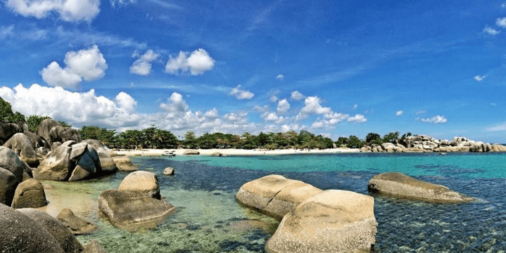 Keunikan Geologis Batu Granit yang Ikonik di Pantai Tanjung Tinggi