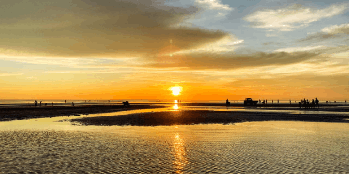 Pesona Sunset, Magis Cahaya di Ujung Timur