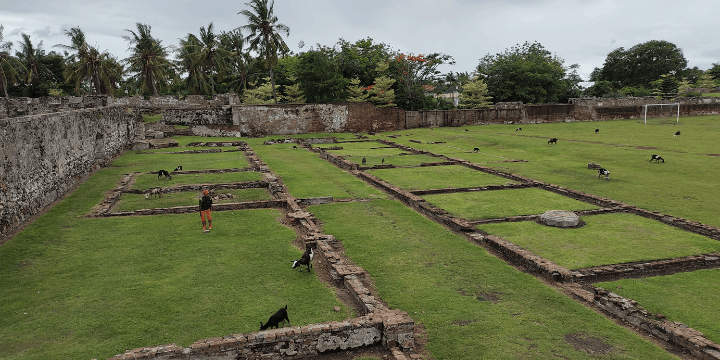 Kehidupan di Balik Tembok, Gereja dan Permukiman