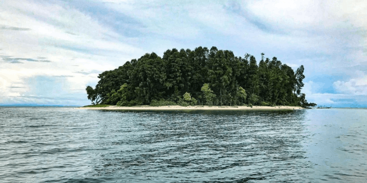 Lokasi dan Karakteristik Geografis Pulau Um