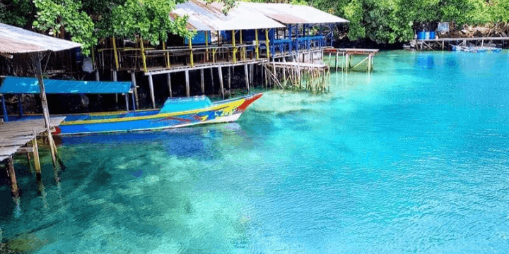 Pesona Pantai Sulamadaha, Menikmati “Kaca Cair” di Surga Tersembunyi Maluku Utara