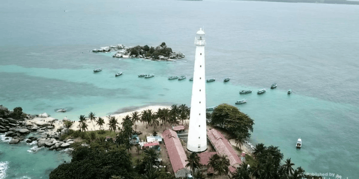 Pulau Lengkuas, Kepingan Surga Tropis dengan Air Sebening Kaca di Belitung